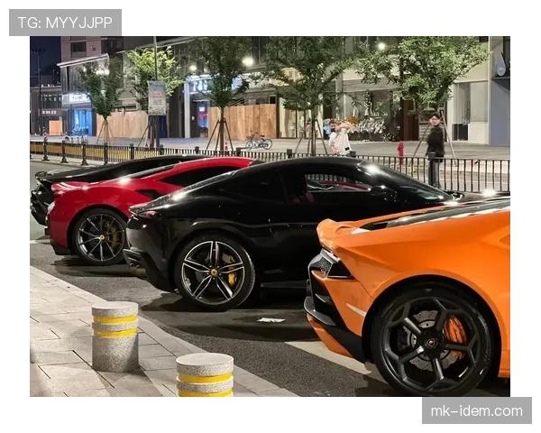 武磊街拍穿旧帆布鞋站豪车旁，我笑出声，冠军居然这么省