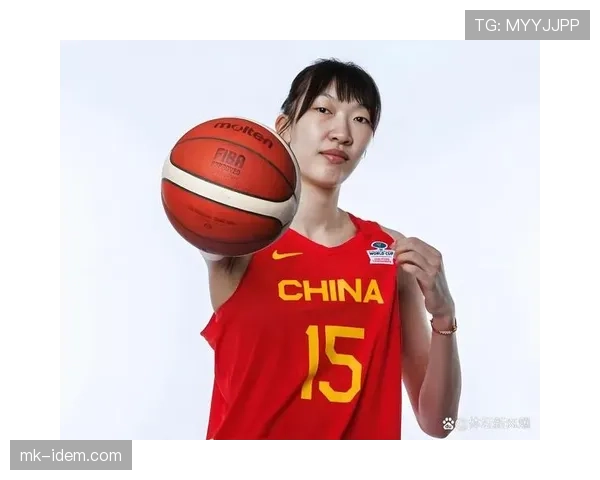 韩旭训练完直接啃鸡腿，这自律和放纵切换得也太丝滑了